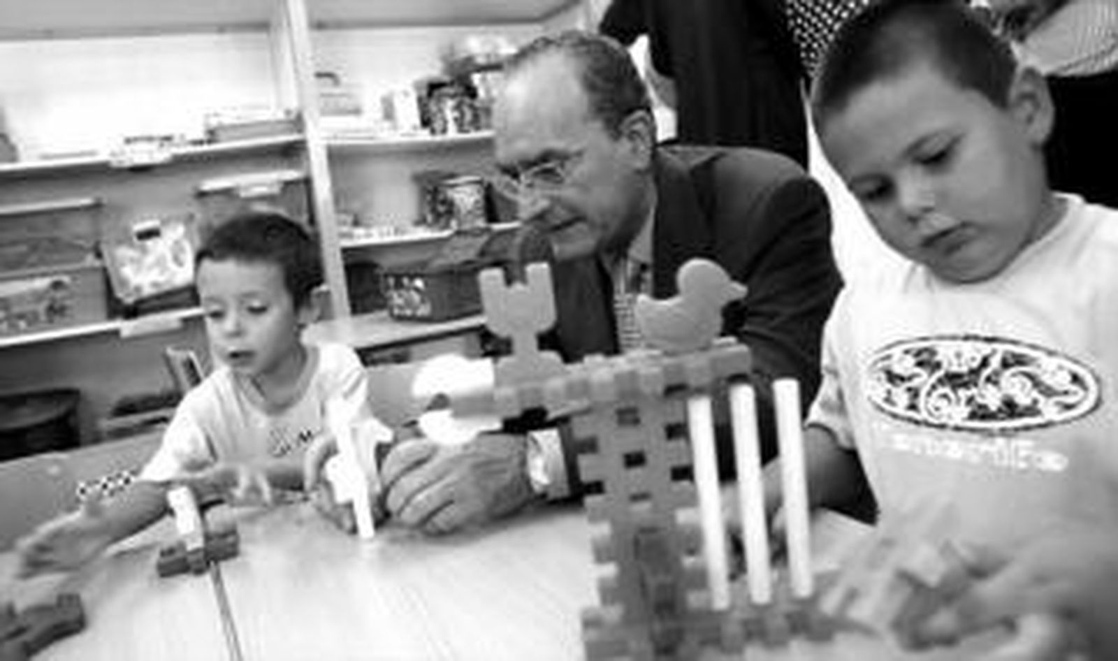 El alcalde de Málaga, Francisco de la Torre, ayer con los alumnos del colegio Paulo Freire.