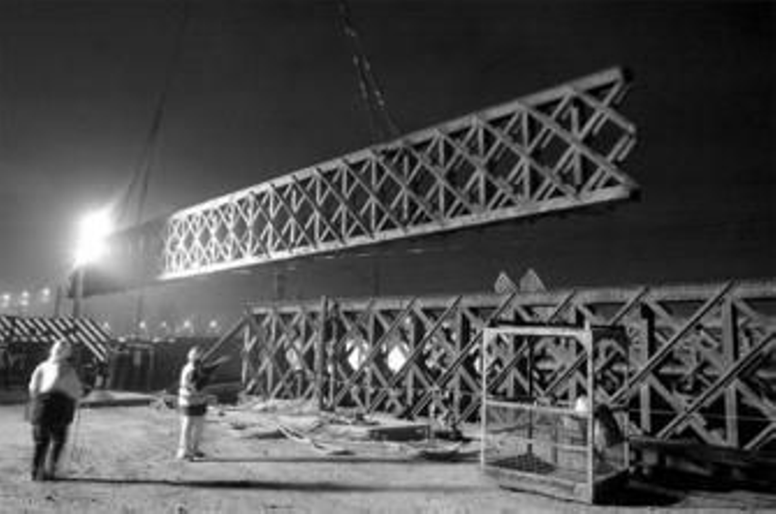 Operarios de FCC y de Giasa supervisan de madrugada las labores de desmontaje.