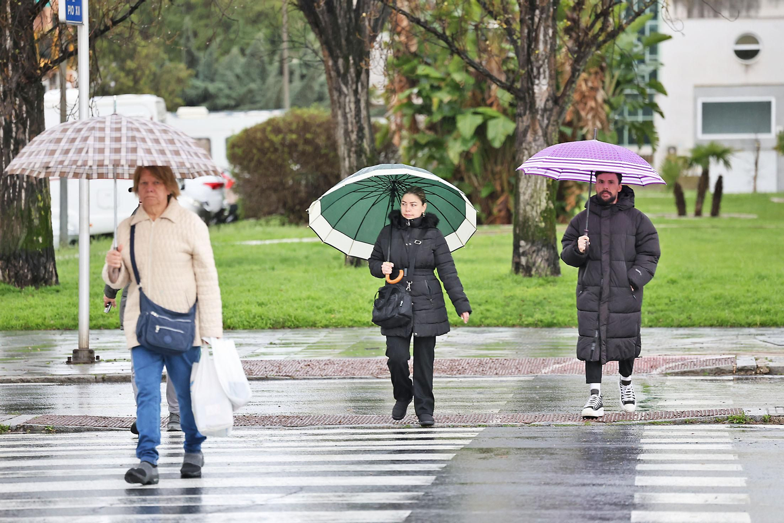 Las imágenes de la lluviosa mañana del jueves 13 de marzo en Huelva