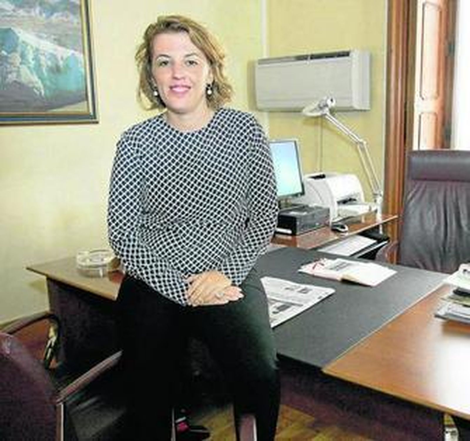 Sonia Ferrer en su despacho en la Delegación del Gobierno de la Junta de Andalucía en Almería.