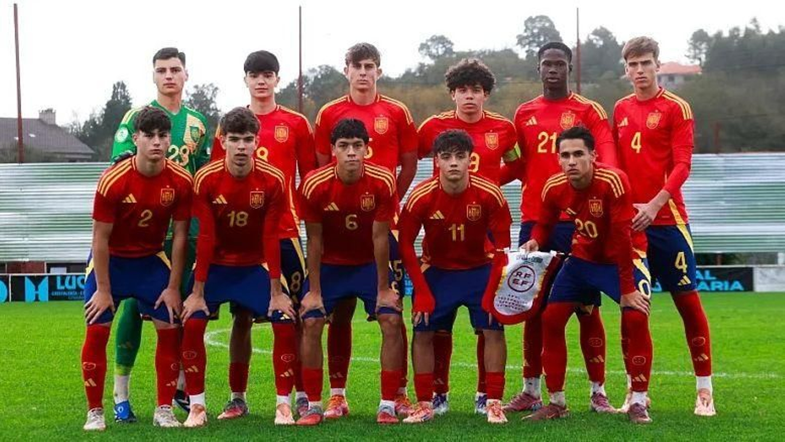 One inicial de España sub-17 ante la República Checa con el portero jerezano Aitor García.