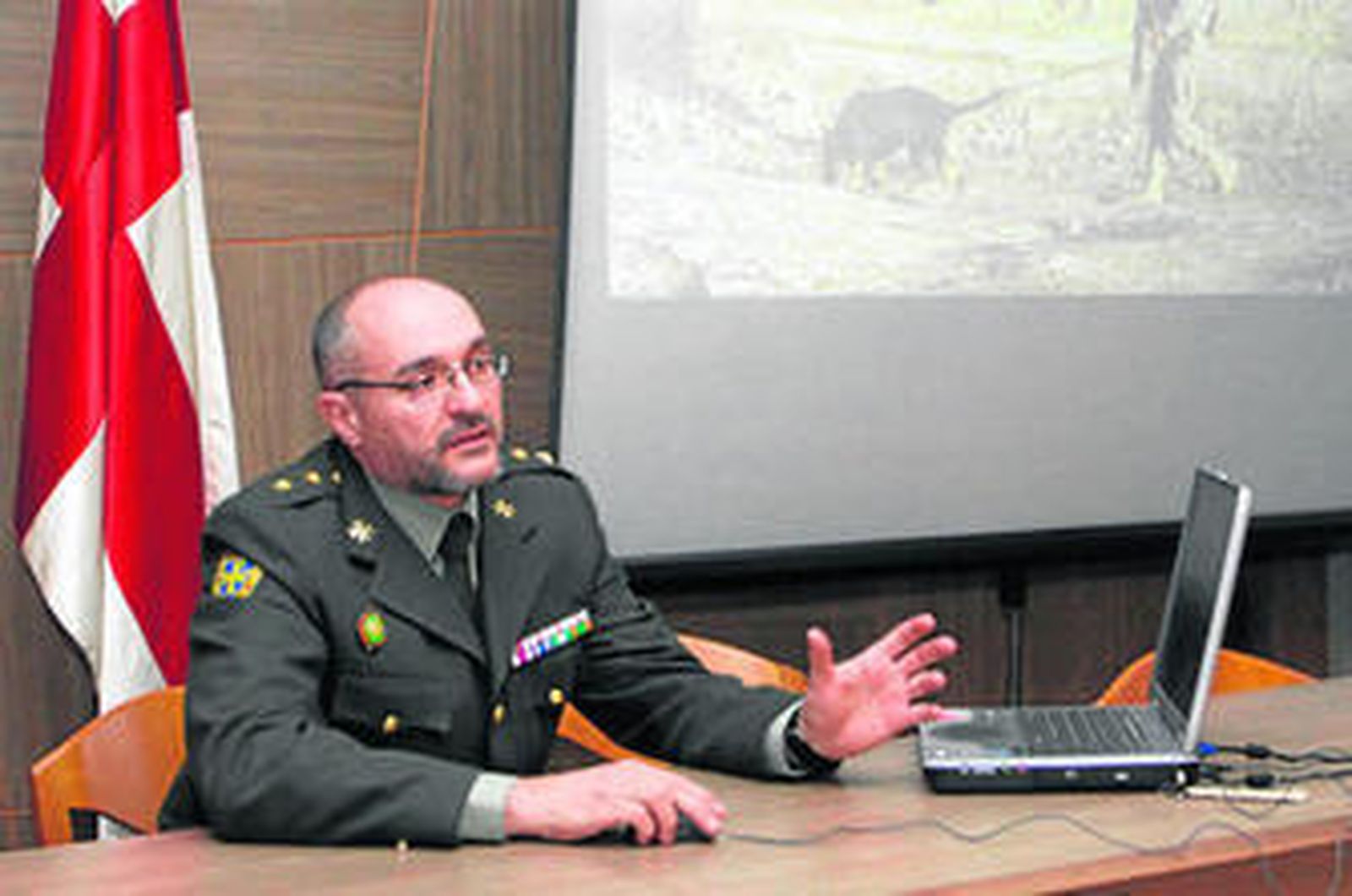 El teniente coronel jefe de la Escuela Cinológica de la Defensa, Jorge Gerardo Parra, durante la conferencia.