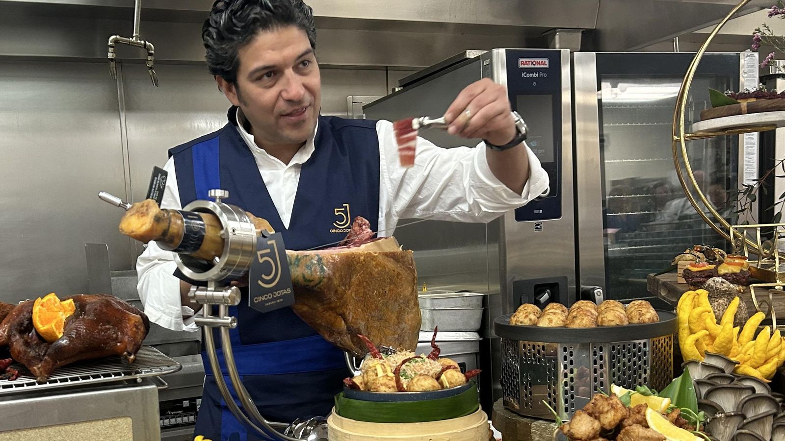 Raúl Garrido, el cortador de Cinco Jotas que estará presente en la cena posterior a la gala de los Óscar