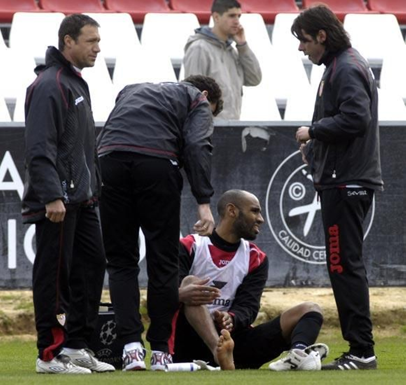 Kanoute, con una contusión en el tobillo derecho, es duda ante el Dépor