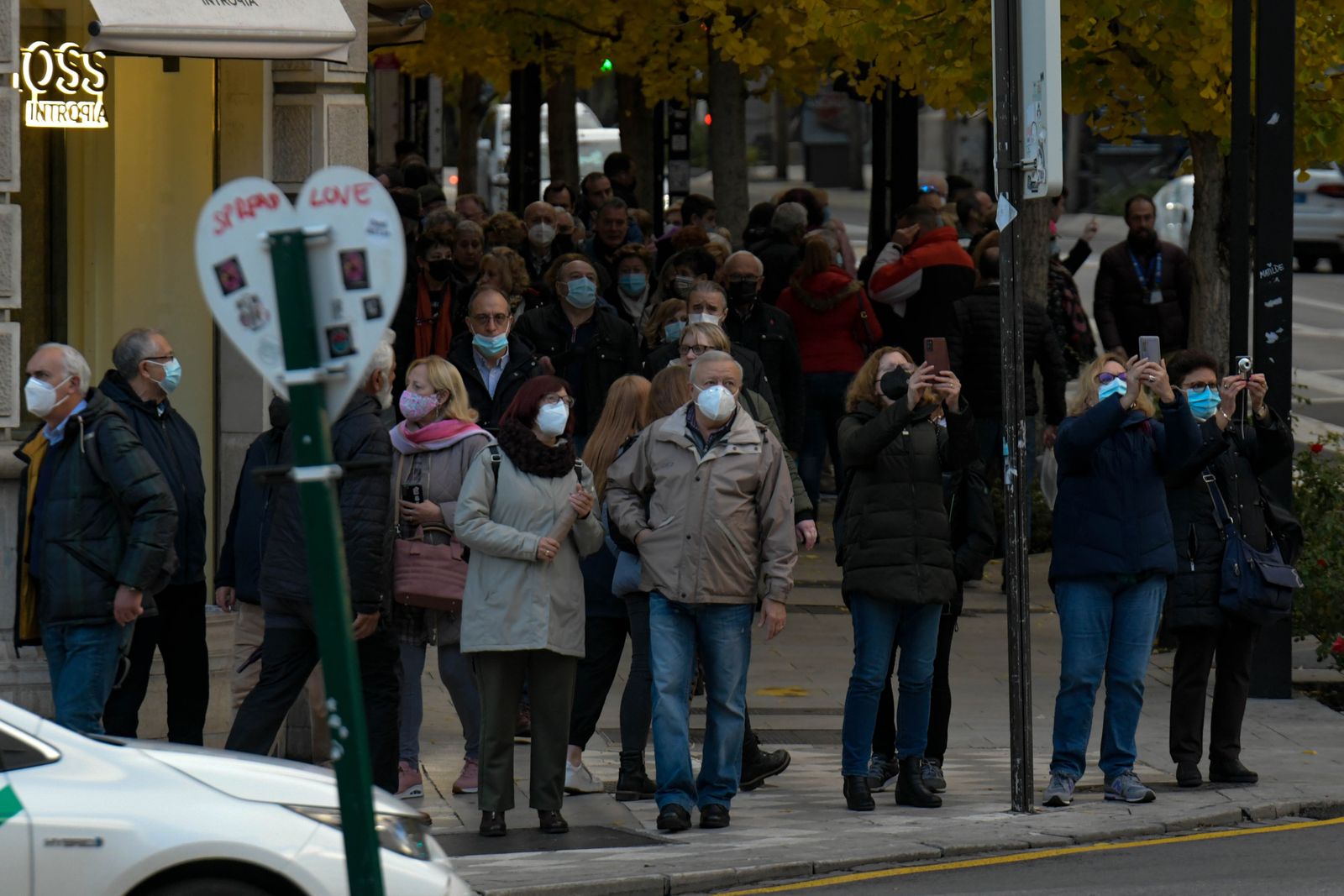 Ciudadanos en una céntrica calle de Granada capital, muchos con la precaución de llevar mascarilla
