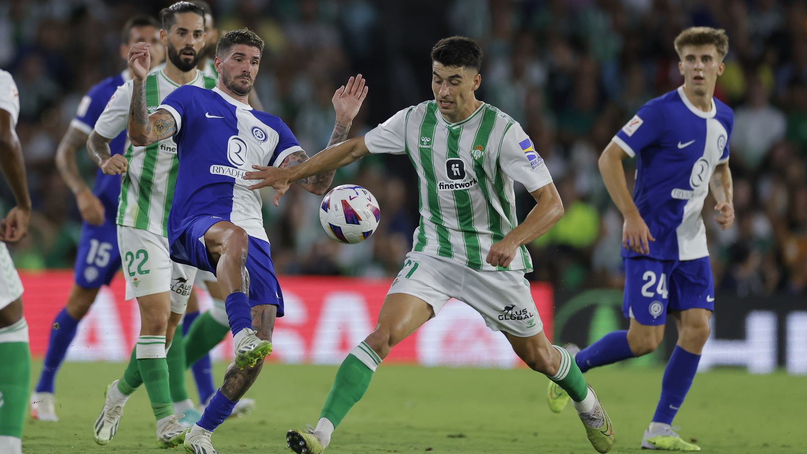Marc Roca, ante el argentino Rodrigo de Paul.