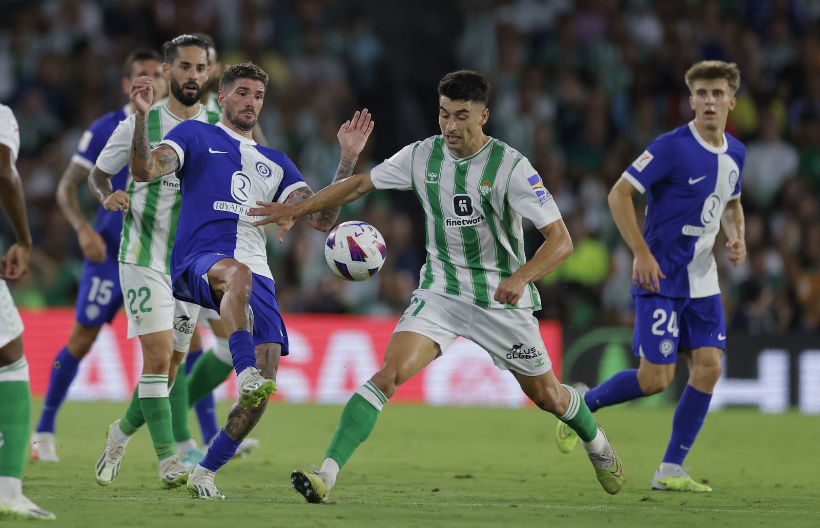 Marc Roca, ante el argentino Rodrigo de Paul.