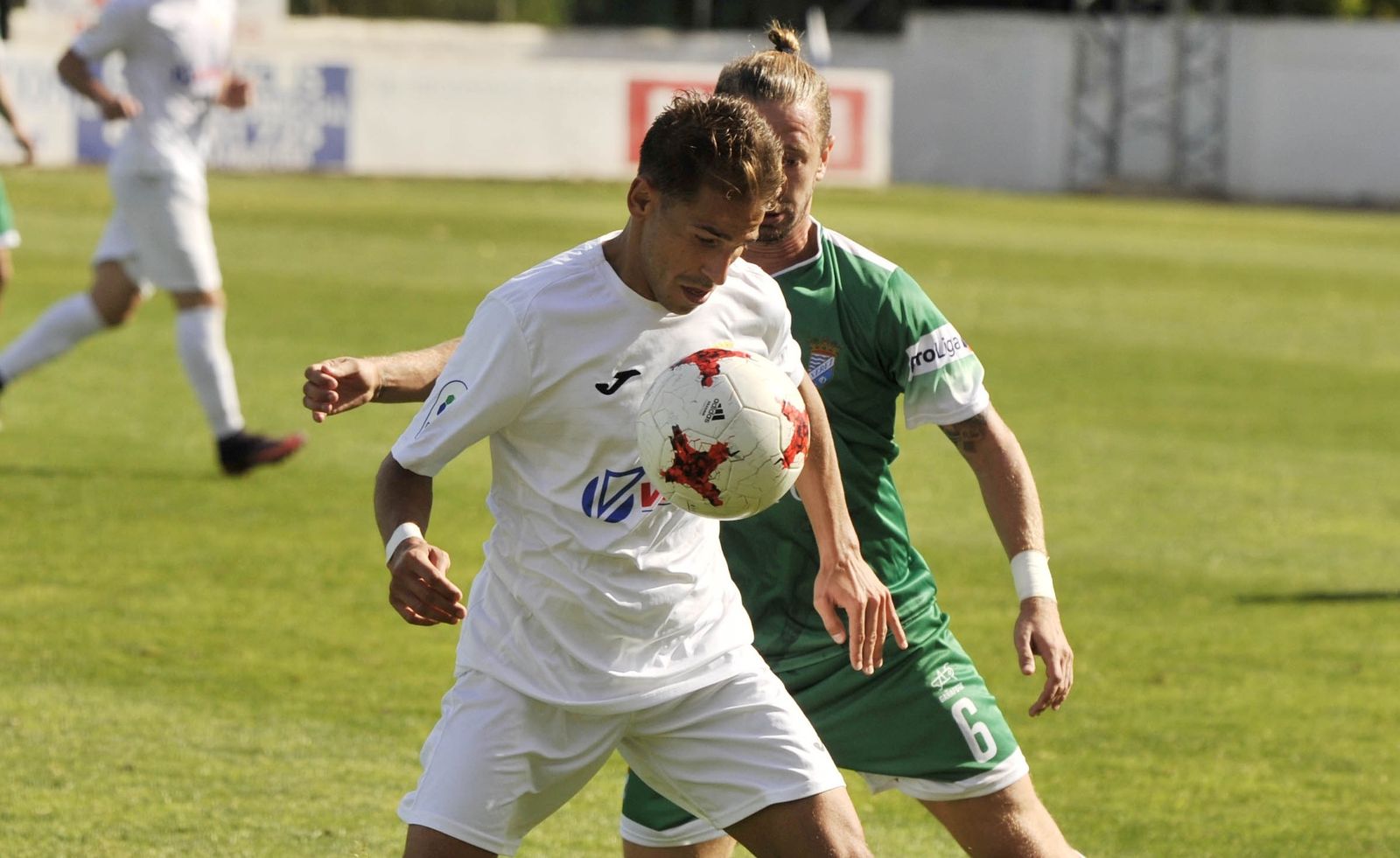 Álvaro Garrido controla el balón ante Polaco en el Arcos-Xerez CD de la temporada 17/18.