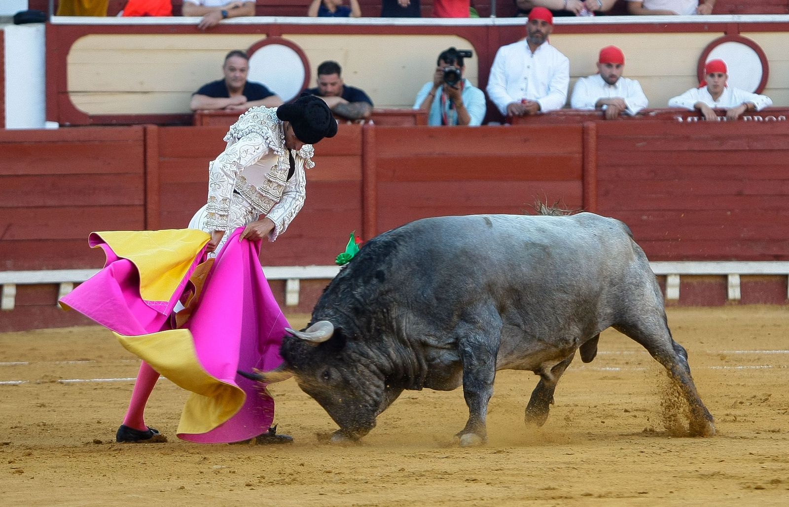 Las imágenes de la corrida de toros en El Puerto con Escribano, Morilla y Pinar