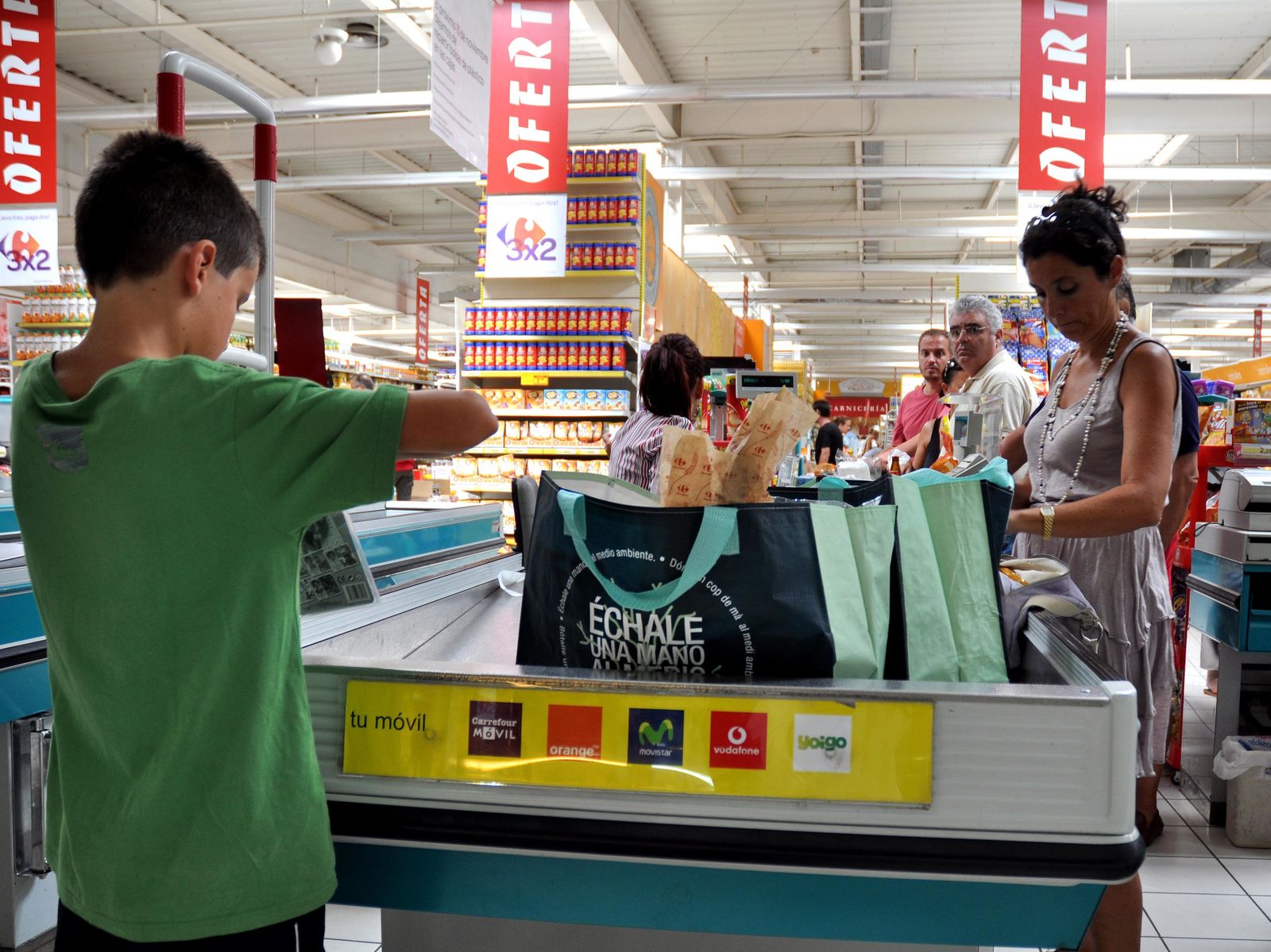 El texto expone el grave problema de los millones de basuras plásticas.