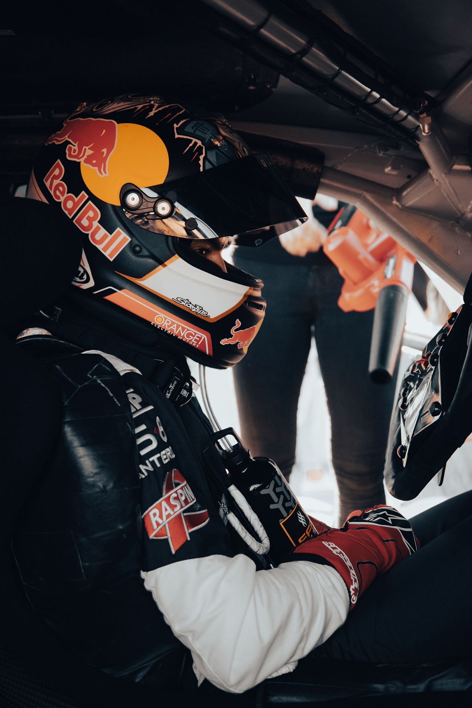 Pedrosa, a los mandos de su coche.