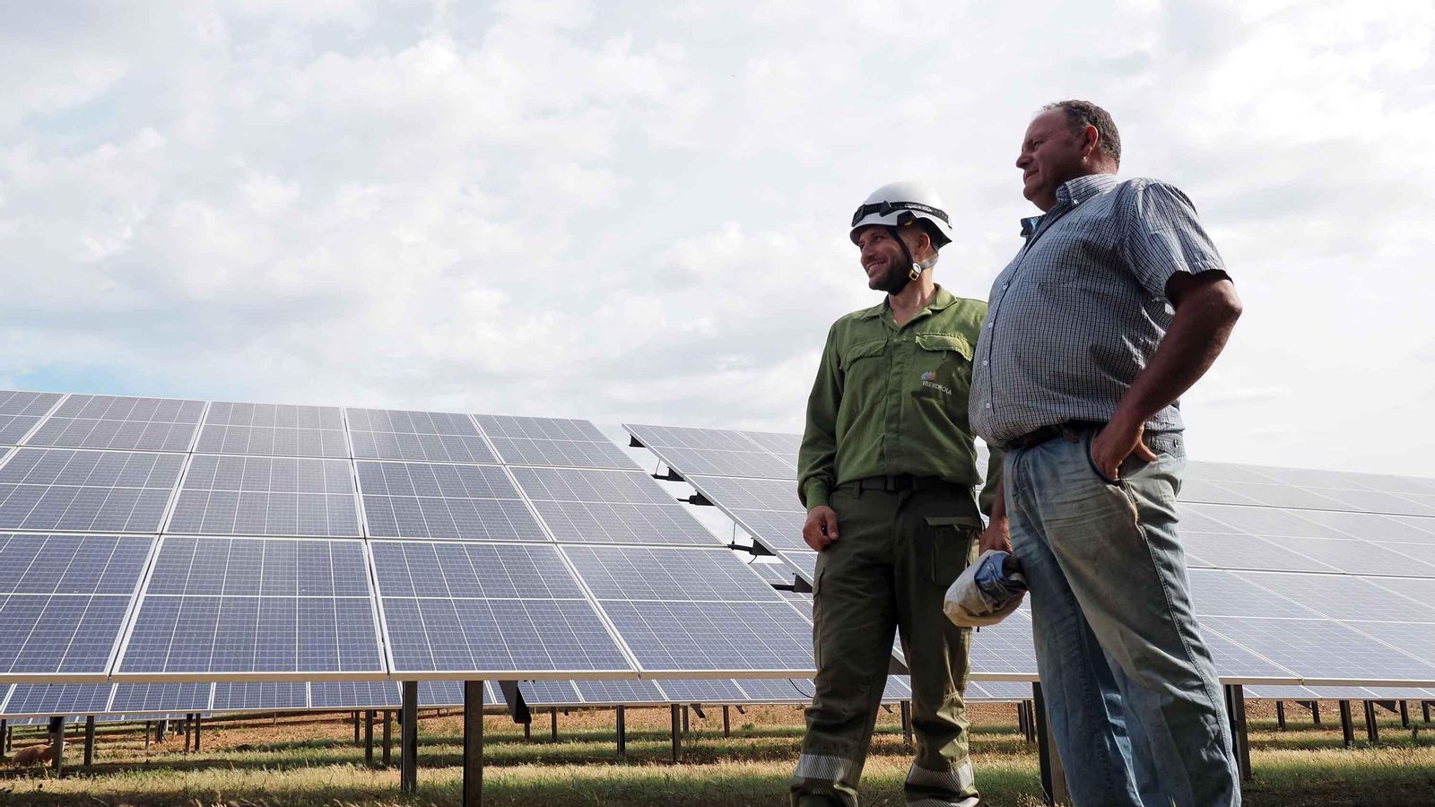 El ganadero puebleño junto con el encargado de la planta, Juan Francisco Alcaide