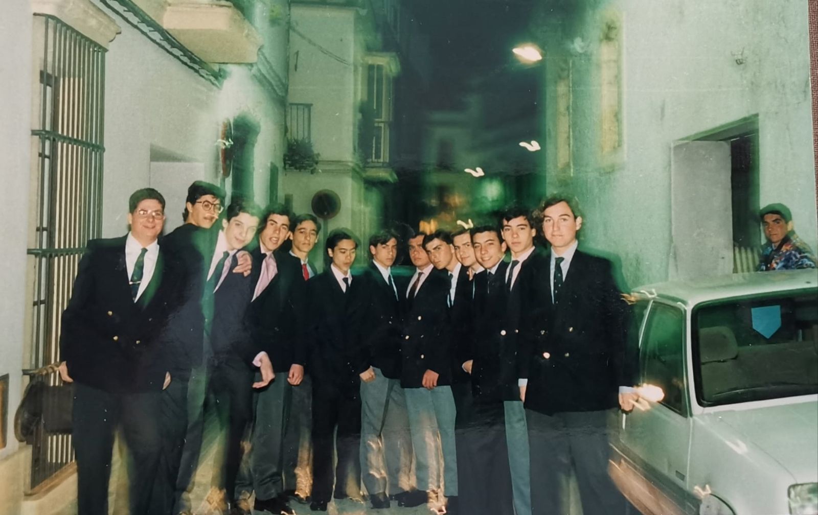 Imagen de adolescencia, una Semana Santa, de Pedro (quinto por la derecha) y sus amigos.