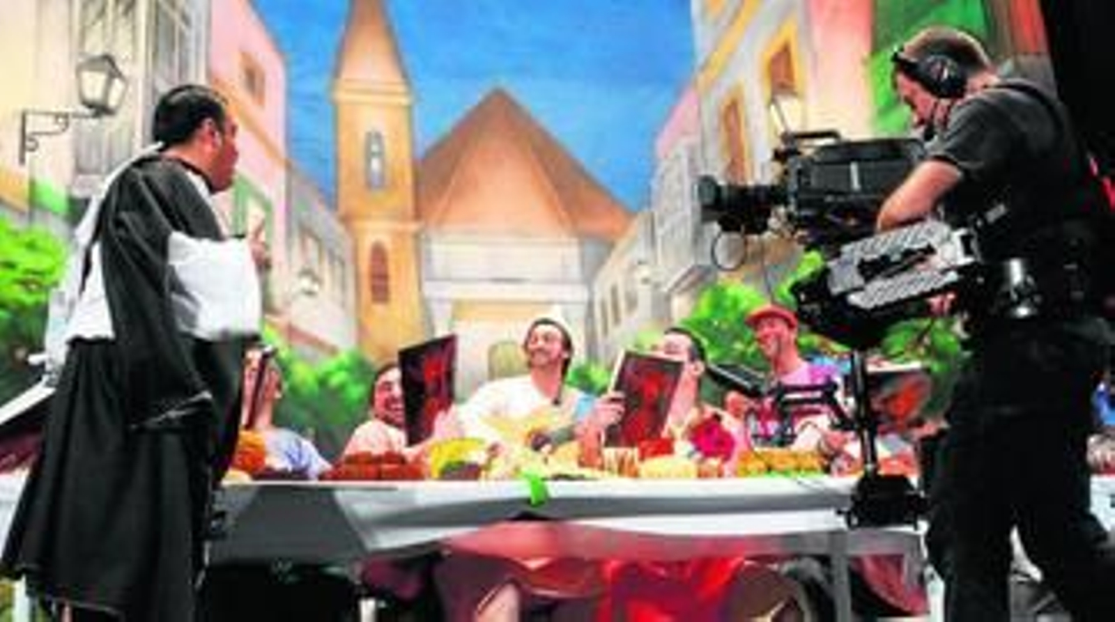 Un cámara graba en el escenario del Teatro Falla la actuación de la chirigota 'El código la Viñi'.