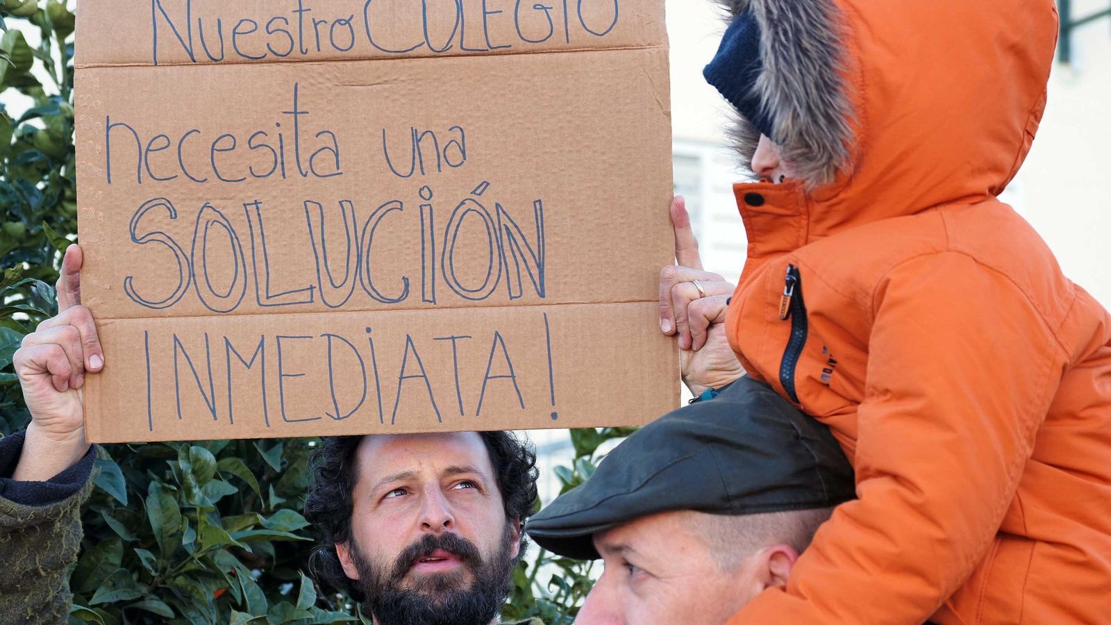Protesta a las puertas del centro en febrero de 2023 por el desarrollo de las obras en paralelo a las clases
