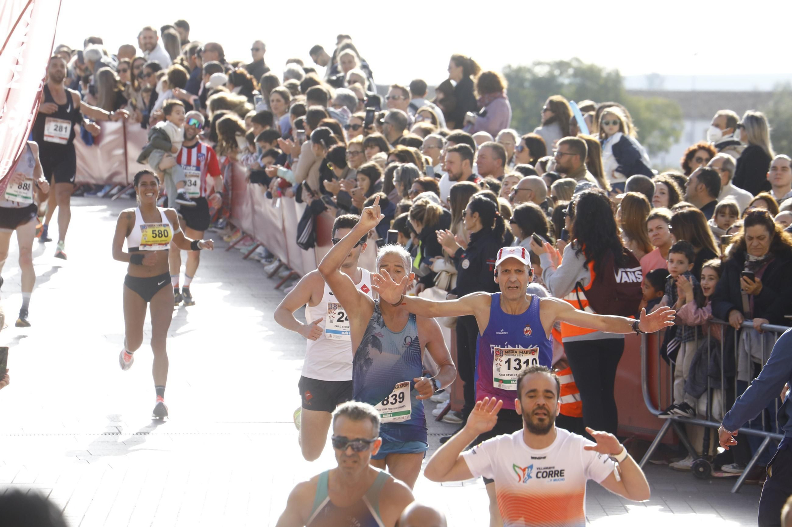 La gloria de cruzar la Puerta del Puente: las fotos de la línea de meta de la Media Maratón de Córdoba 2024