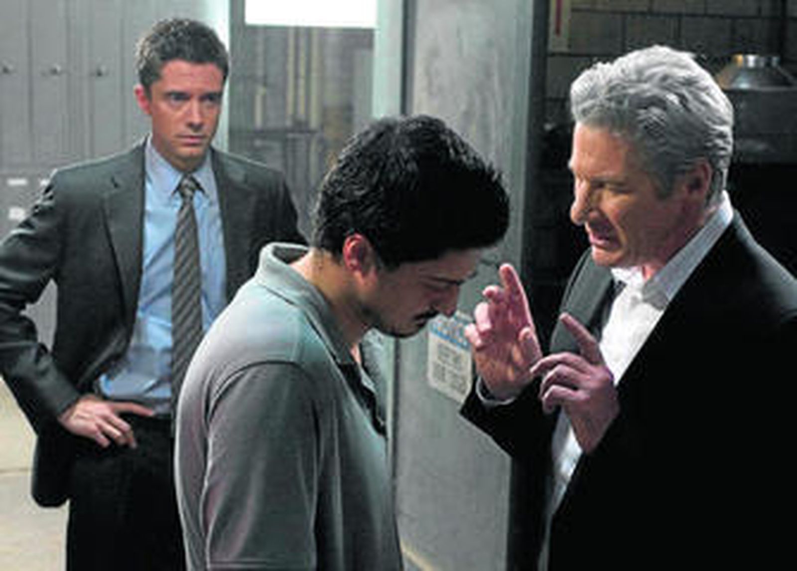 Thoper Grace y Richard Gere dan vida a los agentes protagonistas.