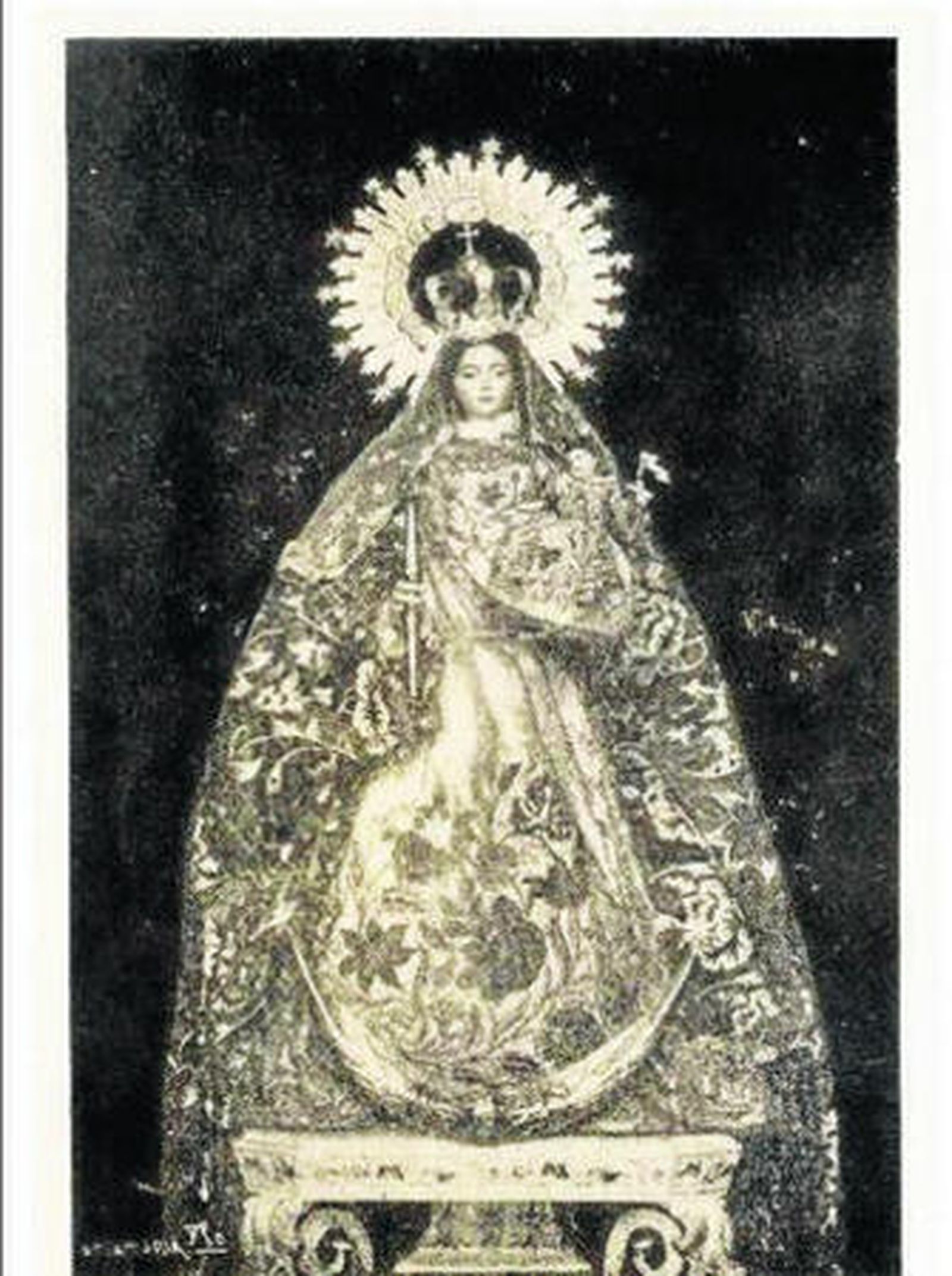 La exposición que hoy se inaugura contará con enseres y documentos de la historia de la Virgen.