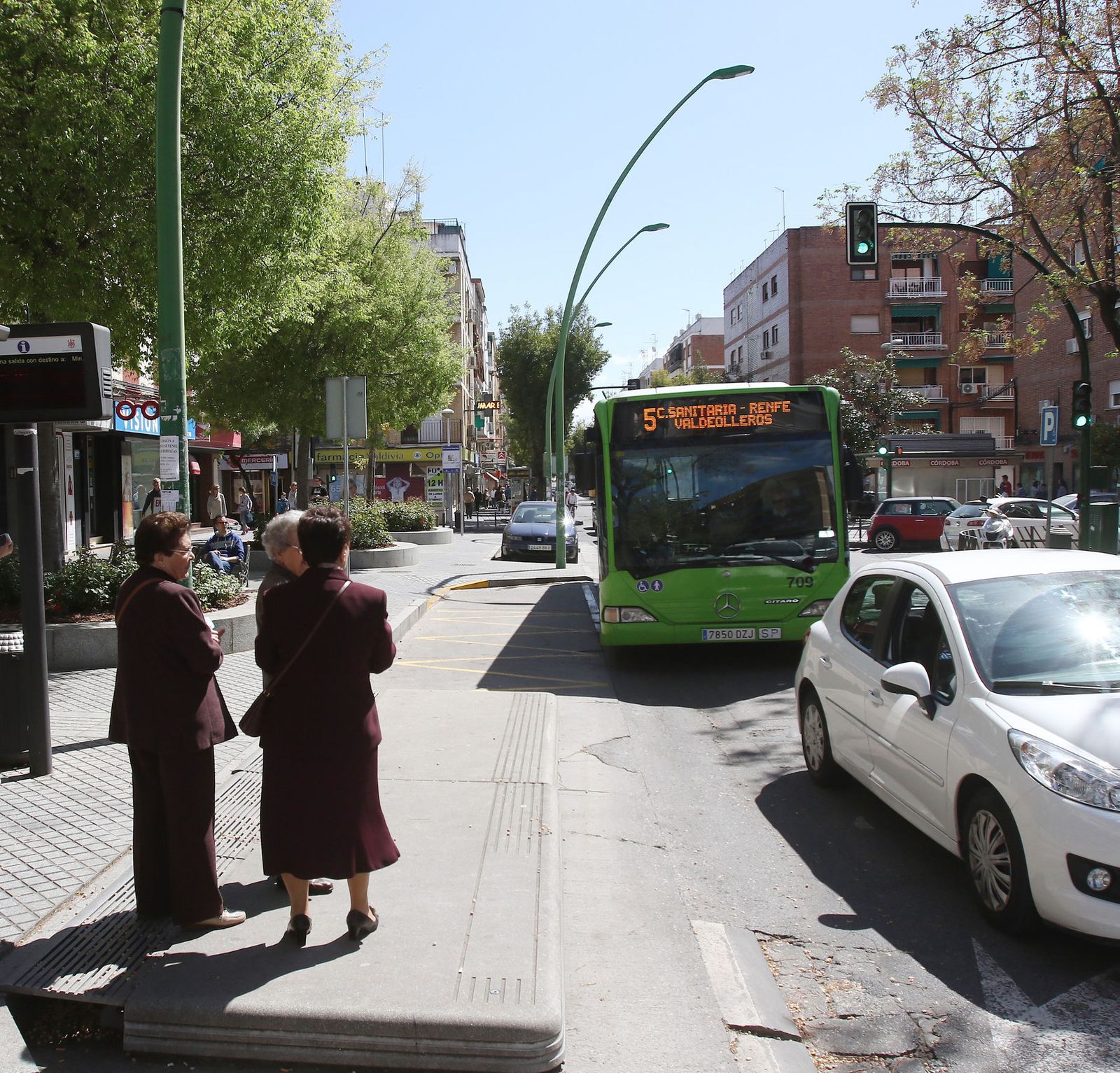 Un autobús llega a una parada.