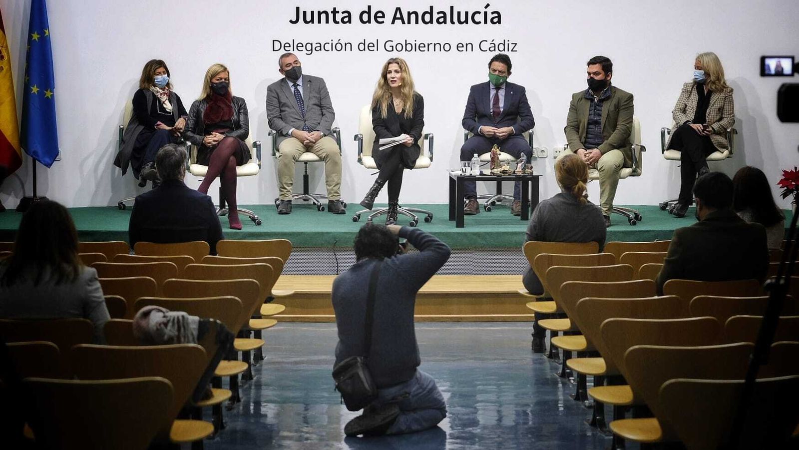 Ana Mestre, junto a la subdelegada del Campo de Gibraltar y a los delegados territoriales, en su comparecencia de esta mañana.