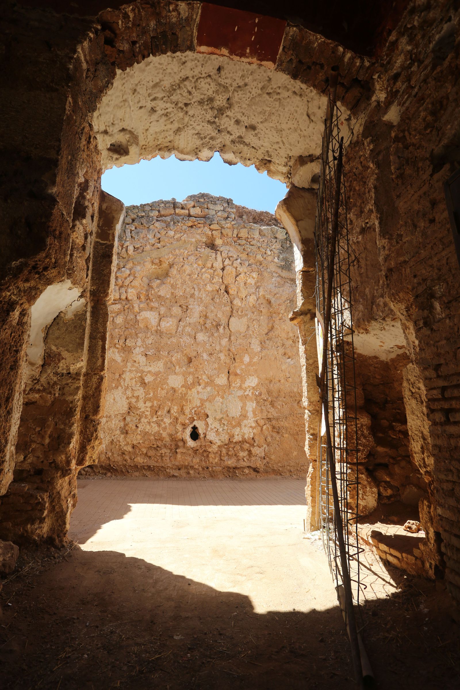 Visita de autoridades a las obras de restauración de la Barbacana de Niebla en imágenes