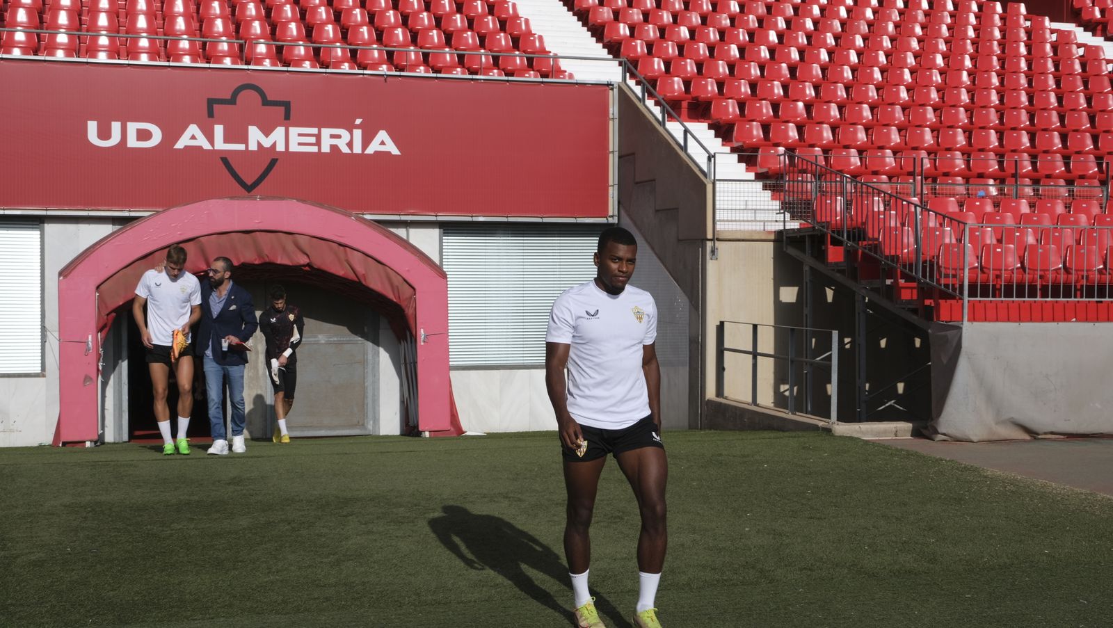 Imágenes de la visita de la Alcaldesa de Almería, María Vázquez, a los jugadores de la U.D. Almería