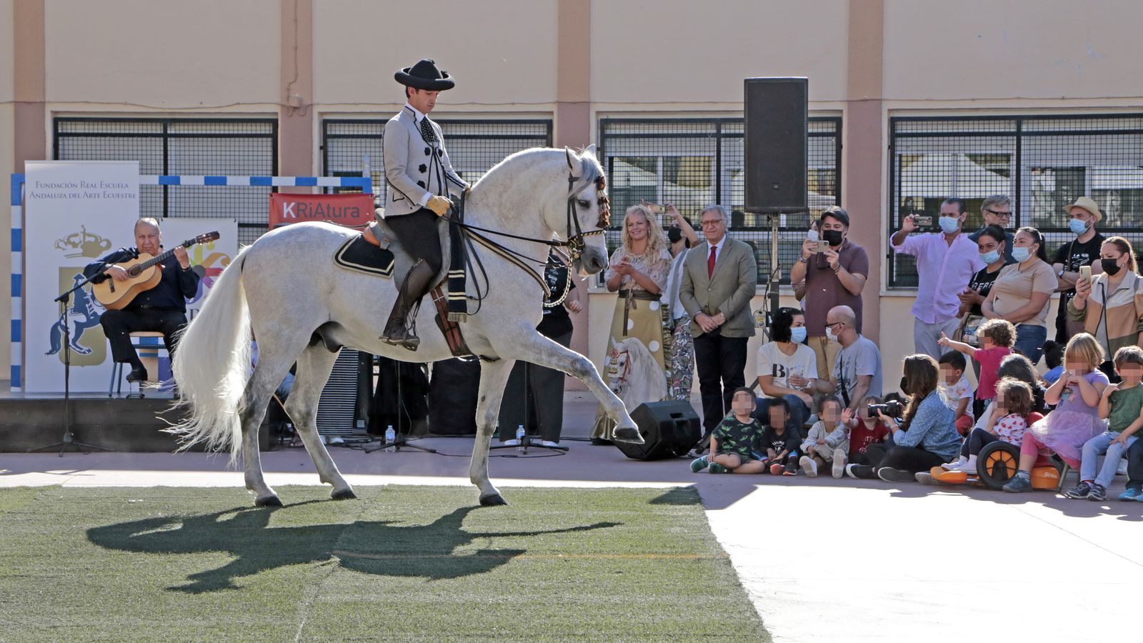 Imágenes del expectáculo de la Real Escuela y Paco Cepero en el colegio Luis Vives
