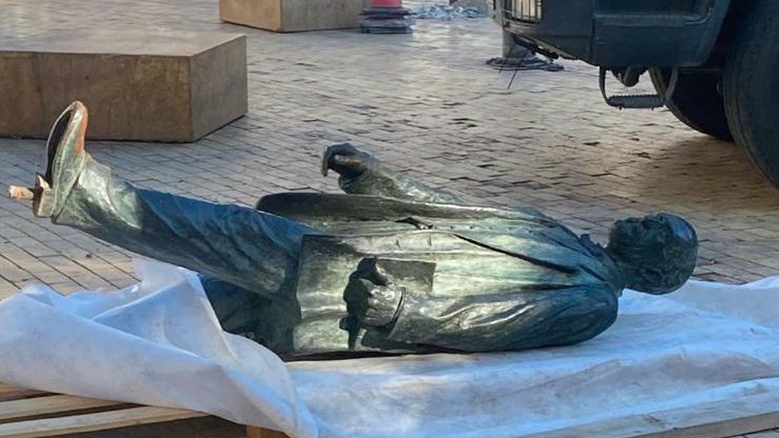 La escultura de bronce del ilustre almeriense fue construida en el año 2005