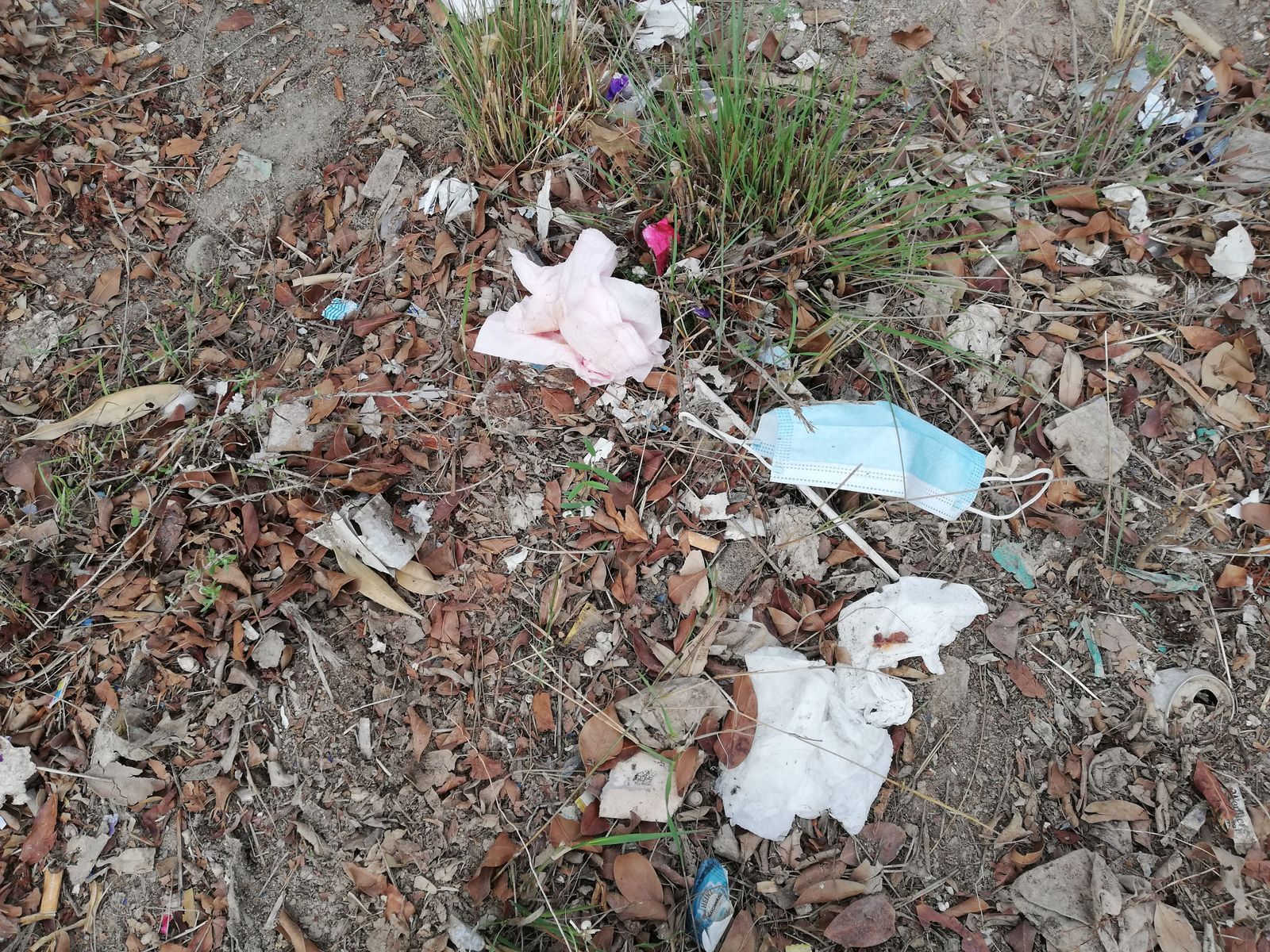 Basura acumulada alrededor del Hospital Torrecárdenas