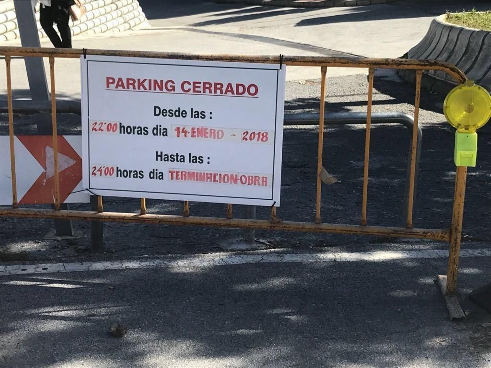 Cartel que anuncia las obras.
