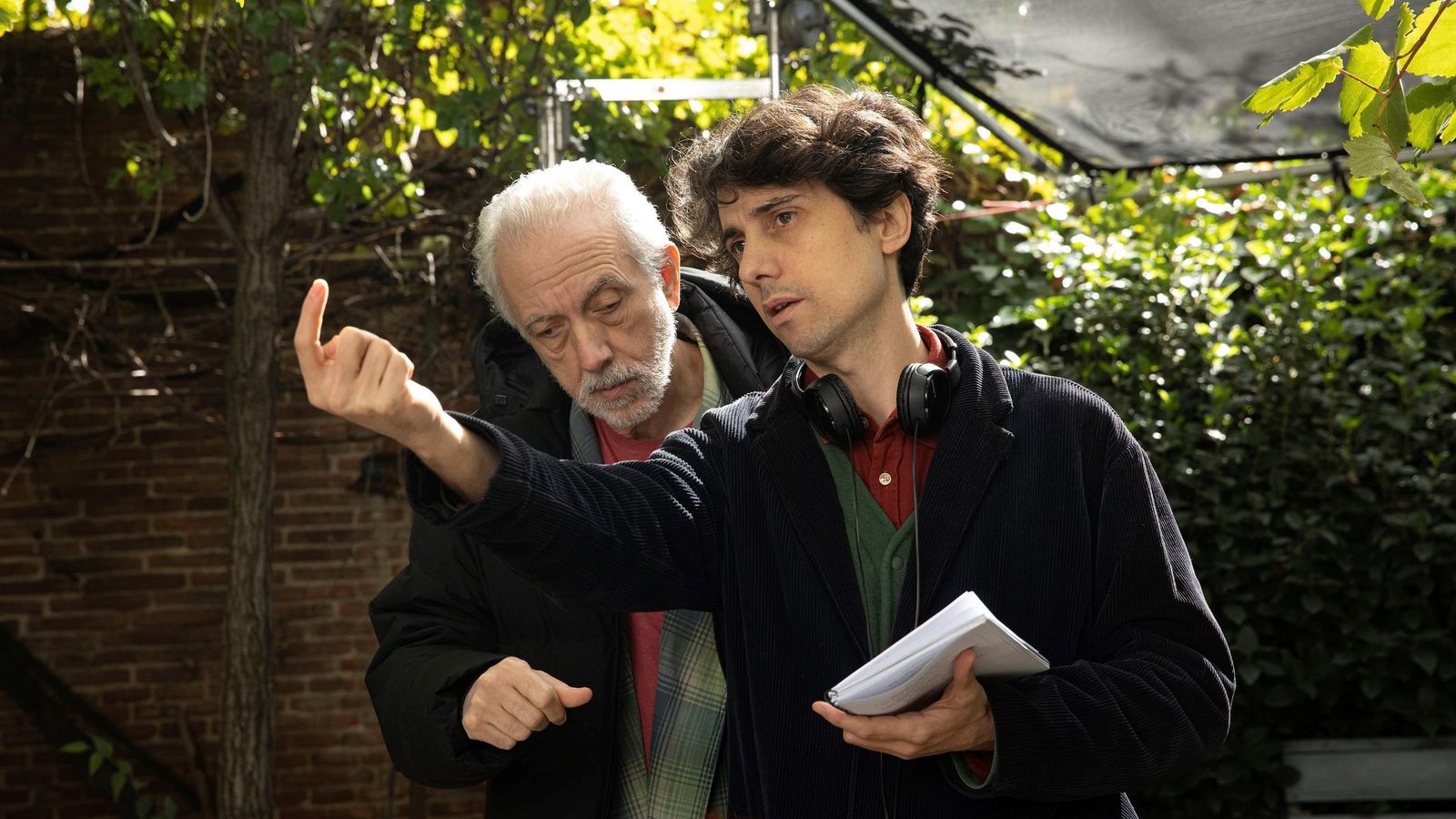 Fernando Trueba, padre del director, atiende las indicaciones de su hijo en un momento del rodaje.