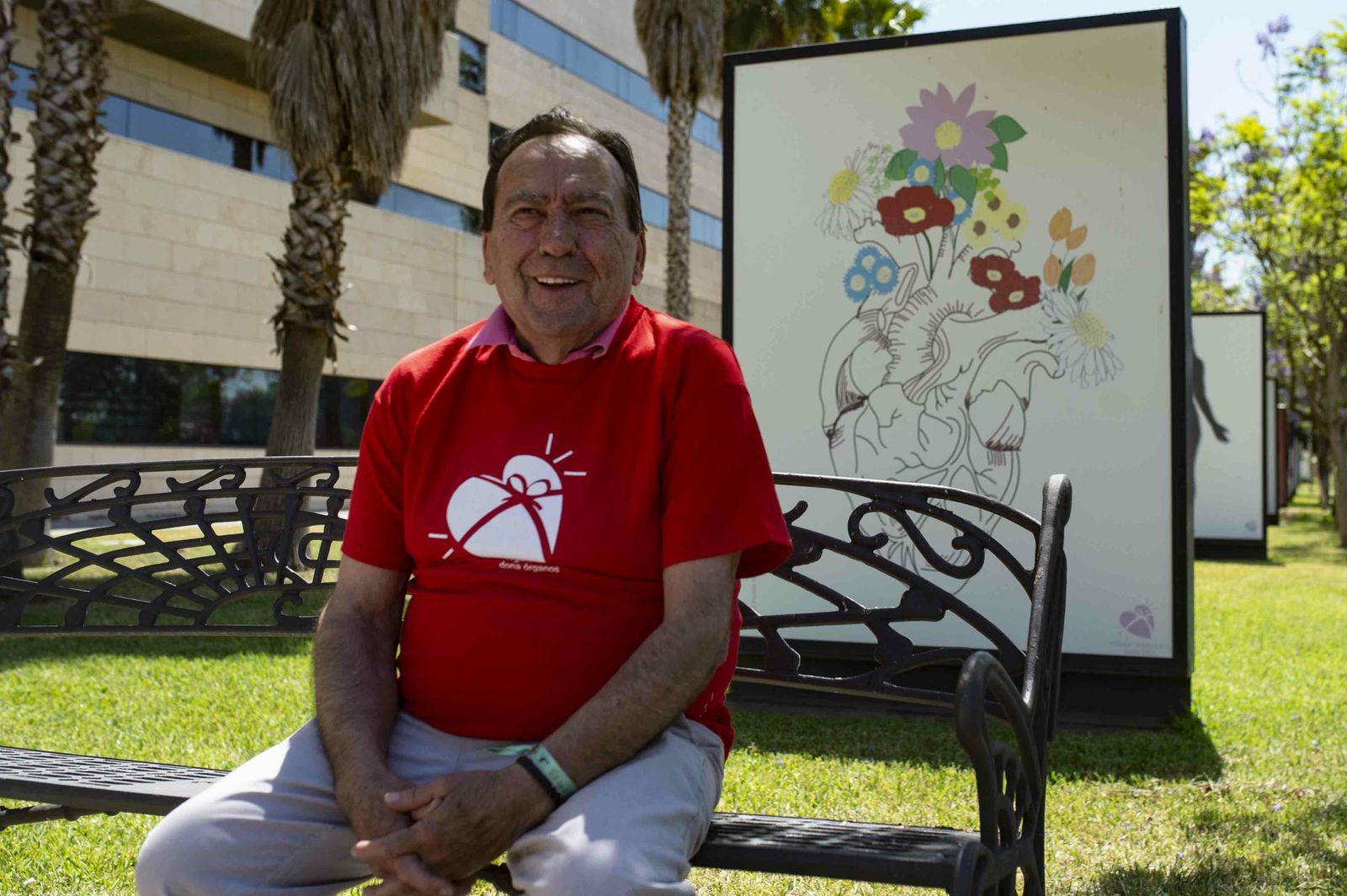 Diego Hernández, sentado delante de los paneles de la exposición sobre donación de órganos.