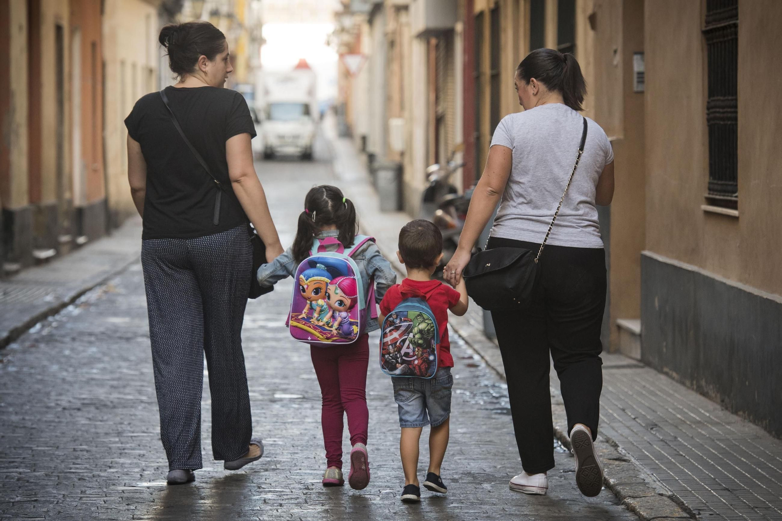 Alumnos y sus madres camino a un colegio del casco histórico.