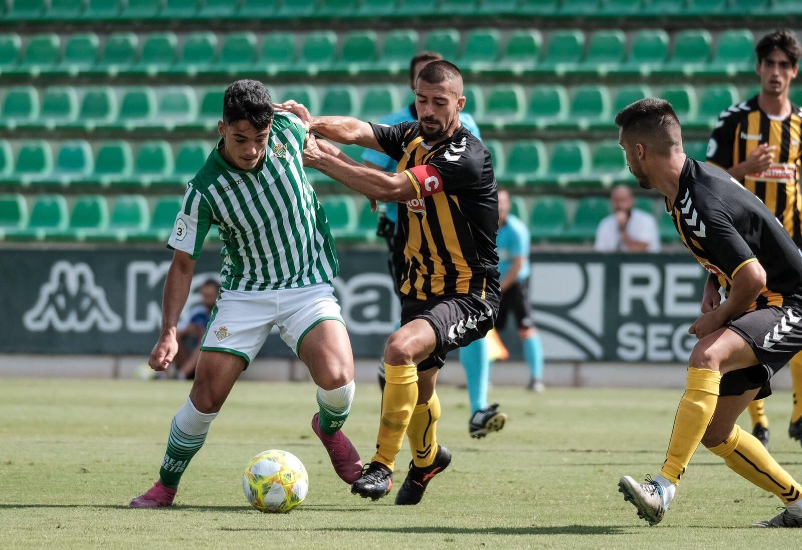 Lucas Correa, en un partido del San Roque contra el Betis Deportivo.