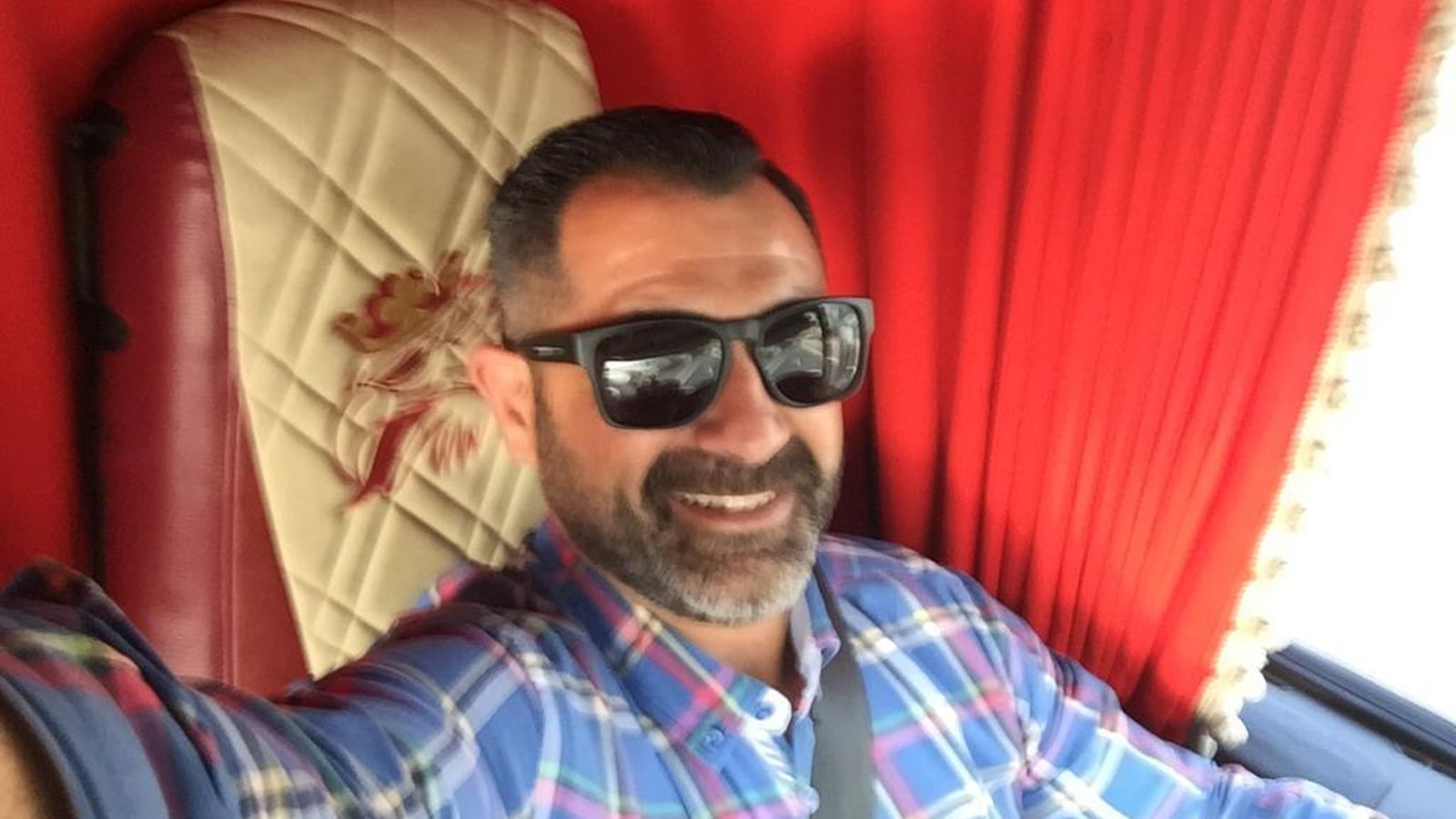 Eduardo Rando en la cabina de uno de sus camiones.