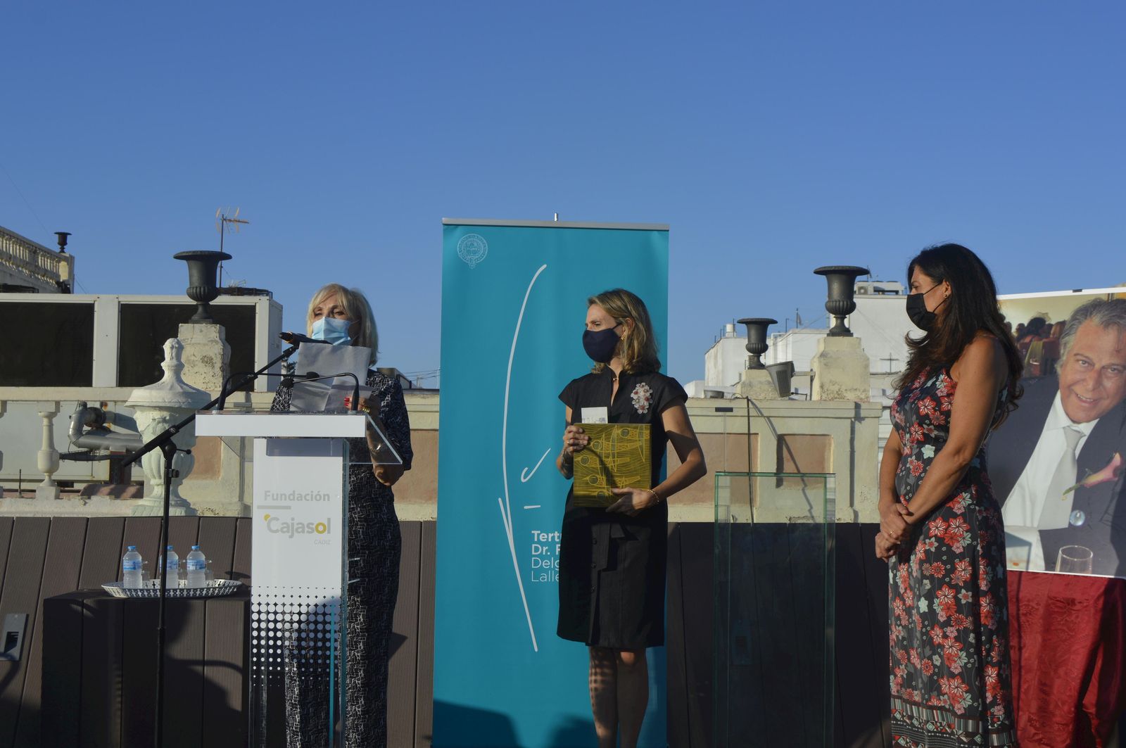 La presidenta de la Tertulia, Susi Cigúela, con la presidenta del Banco de Alimentos, Isabel Gómiz.