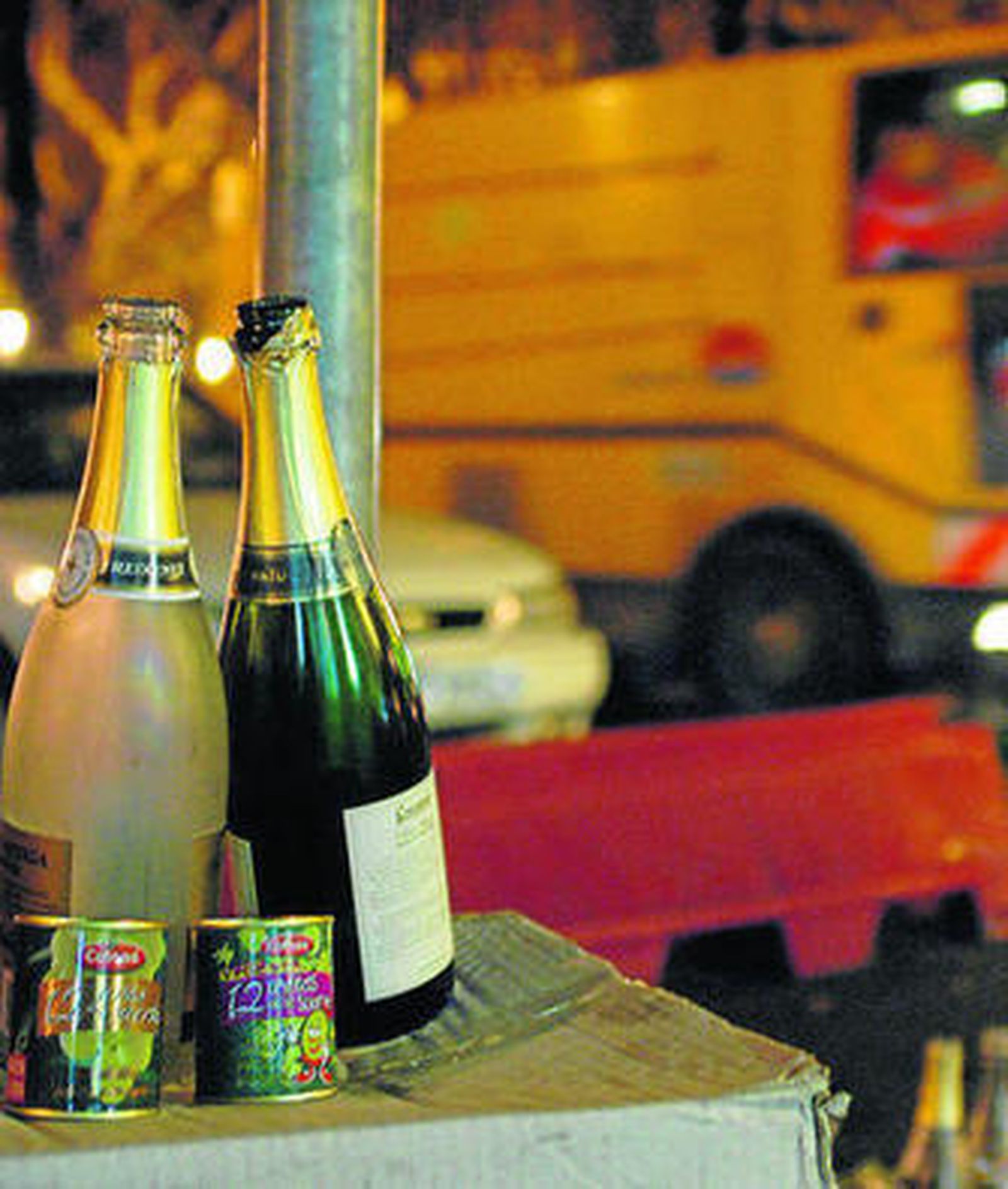 Varios botellas abandonadas en la calle la noche de fin de año de 2013.