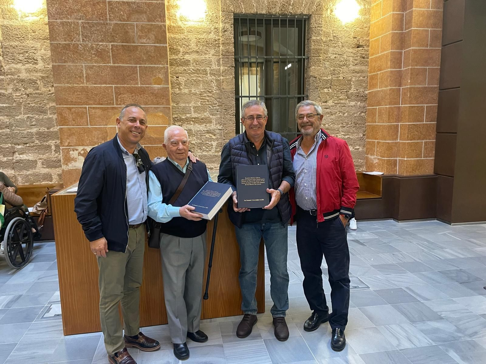 Entrega de las adhesiones a la petición para declarar Hijo Adoptivo de San Fernando a Braulio González