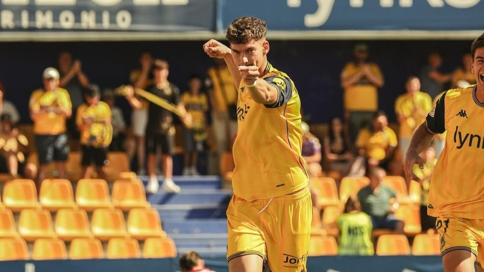 Mariano Carmona celebra un gol con el Alcorcón.