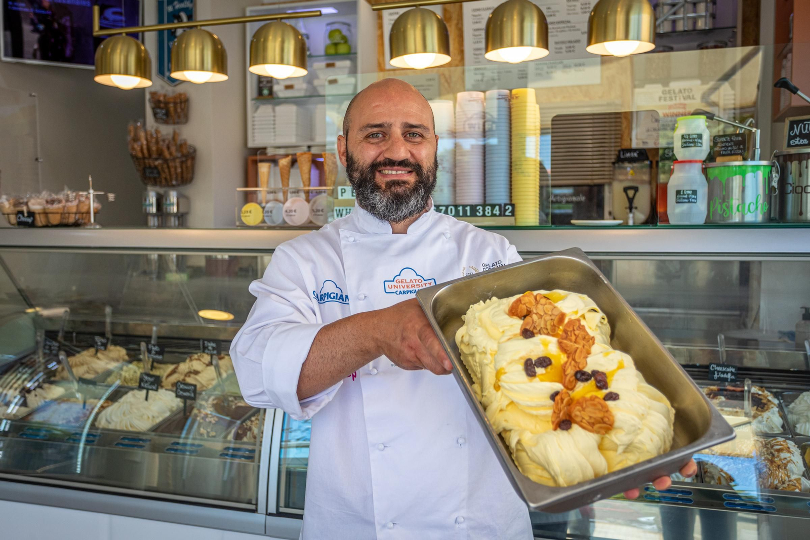 Carlo Guerreiro con uno de sus helados.
