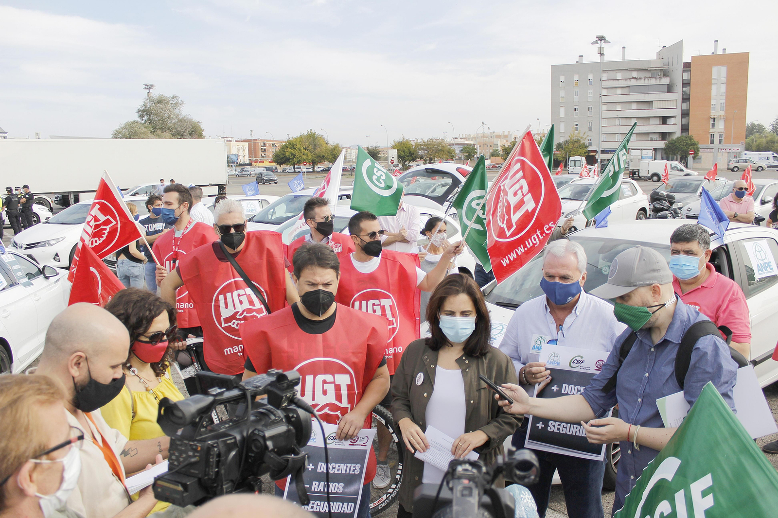 Los representantes de los sindicatos atienden a los medios antes del inicio de la caravana.