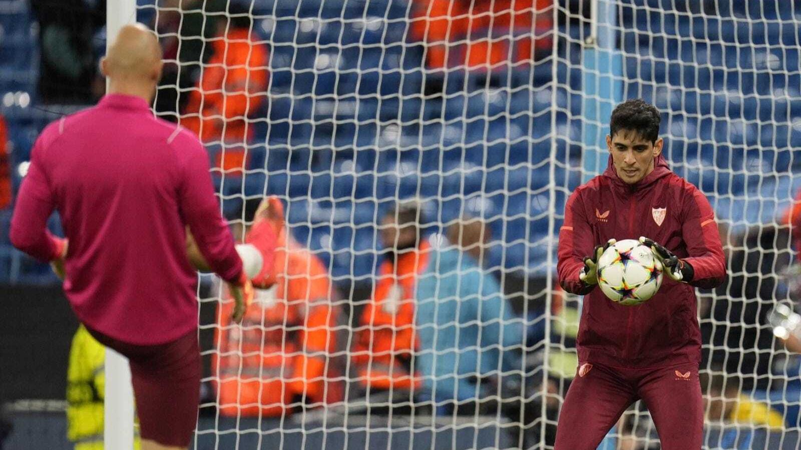 Dmitrovic prueba a Bono durante el calentamiento en el Estadio Ciudad de Mánchester.
