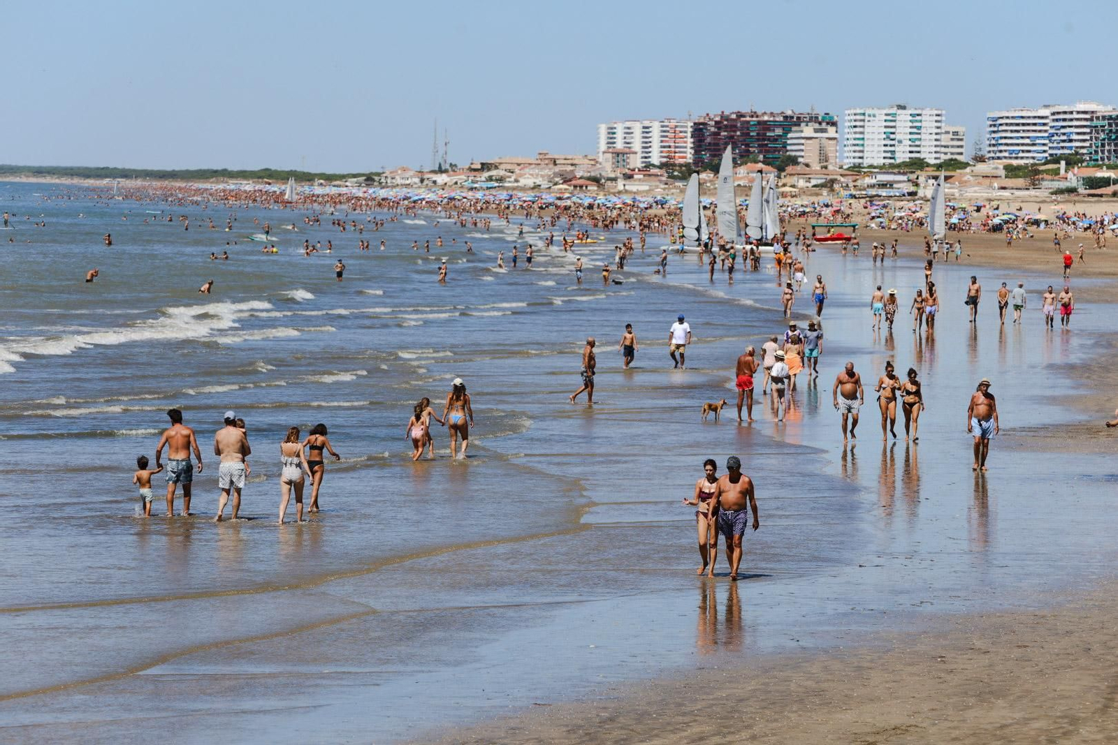 Imágenes de la soleada mañana de playa en Punta Umbría