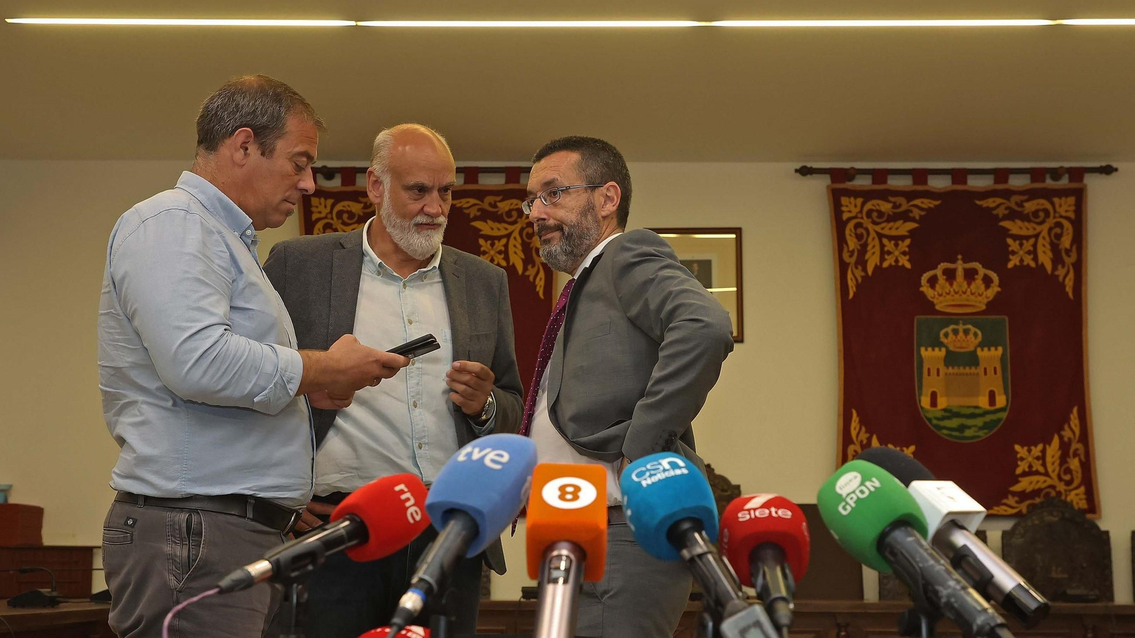 Javier Vidal, flanqueado por Juan Franco -derecha- y Juan Macías.