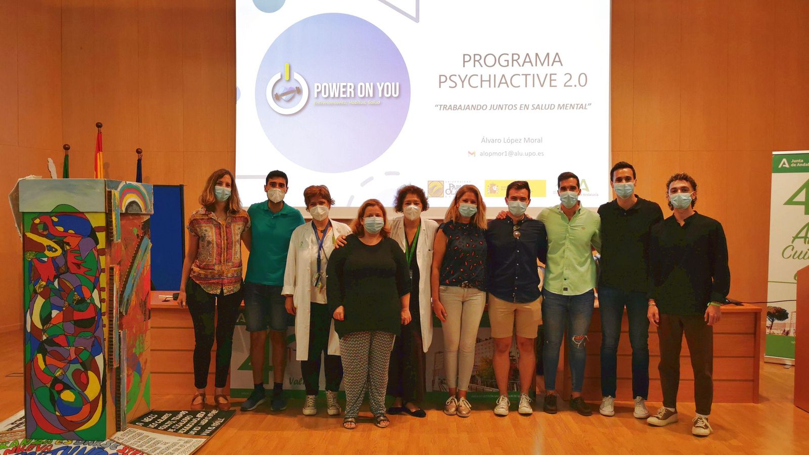 En el centro la jefa del servicio de Salud Mental del Hospital de Valme, Matilde Blanco, con profesionales de este servicio clínico y sus alumnos de Enfermería especialistas en Salud Mental, junto al coordinador del estudio de la UPO, Álvaro López, acompañado de estudiantes del grado y postgrado en Ciencias de la Actividad Física y el Deporte.