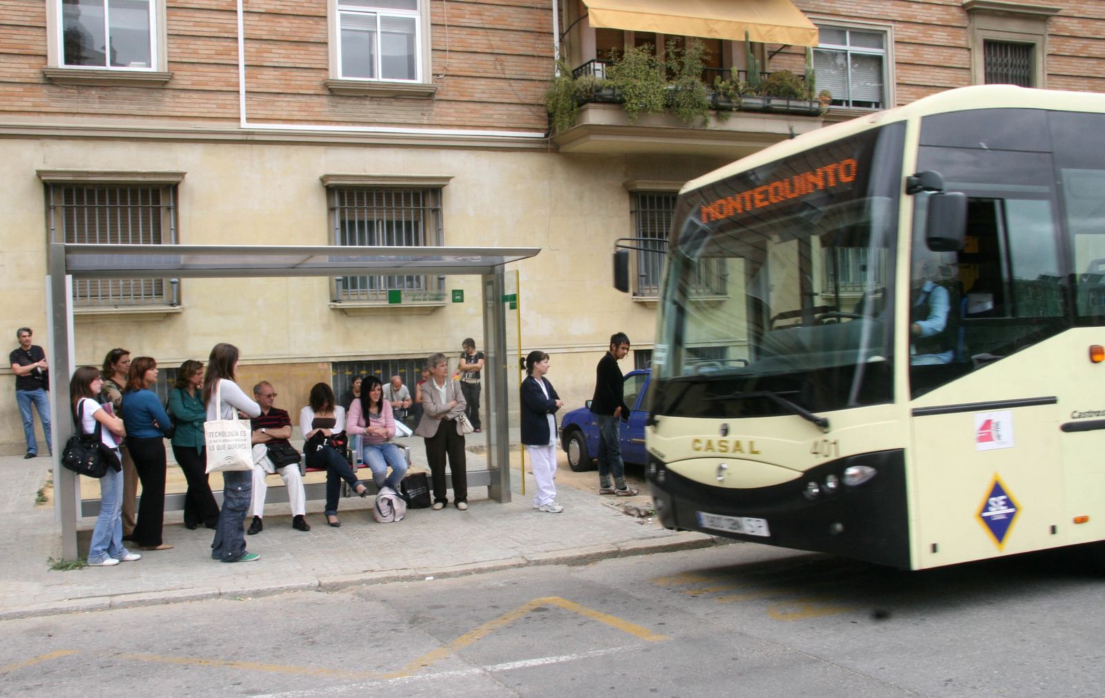 Un autobús de la empresa Casal a su paso por Montequinto.