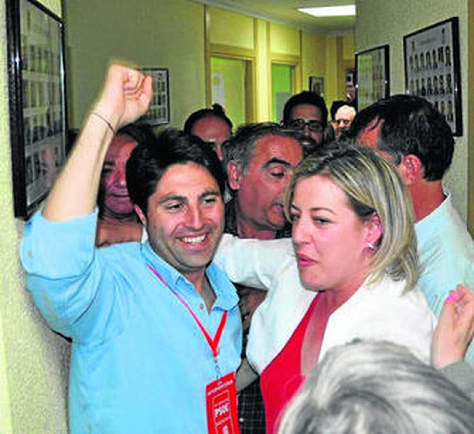 Iván López Ariza felicita a Inma Olea en la noche electoral.