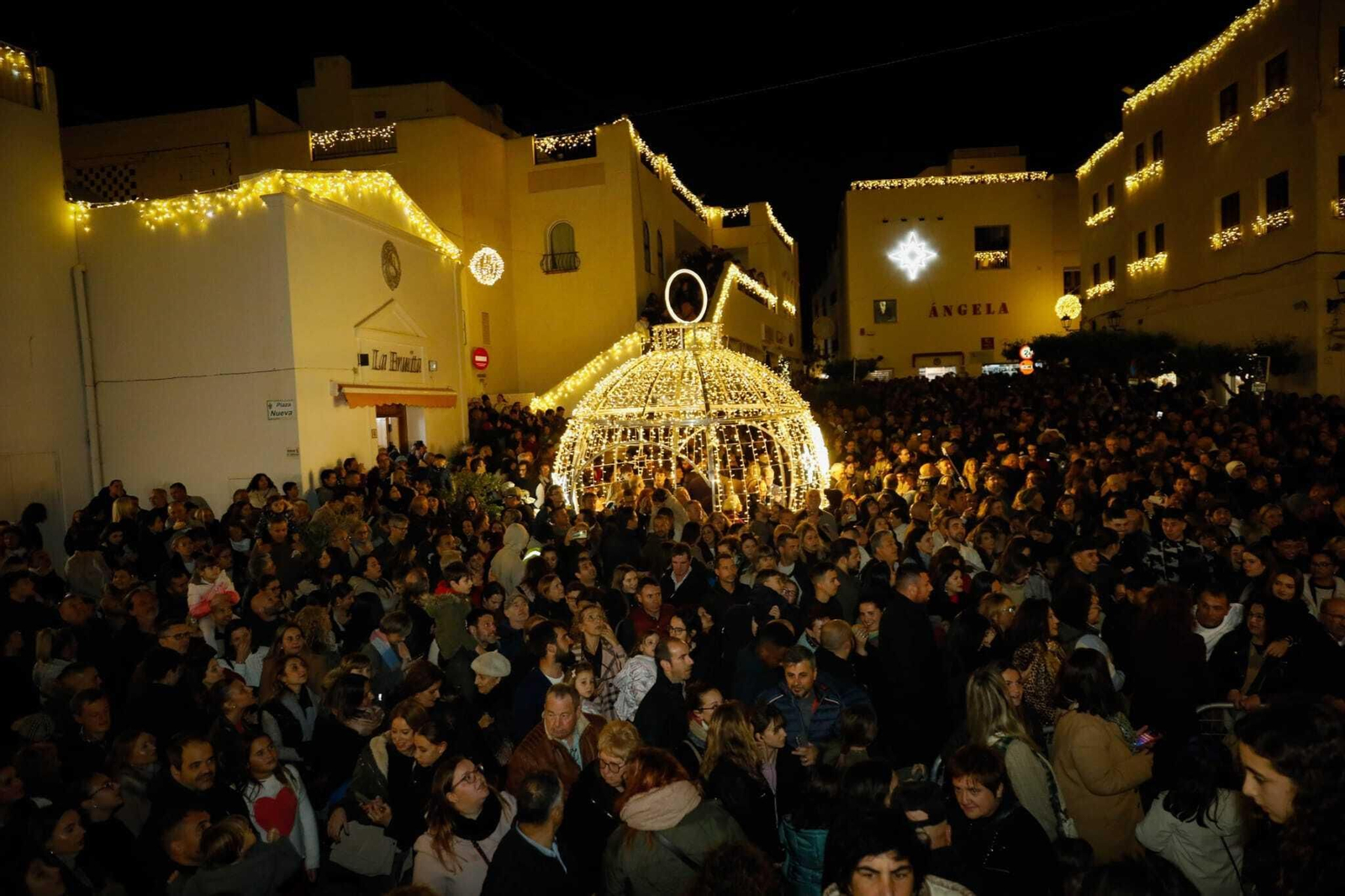 Las mejores imágenes de la iluminación navideña de Mojácar con las luces de Ferrero Rocher