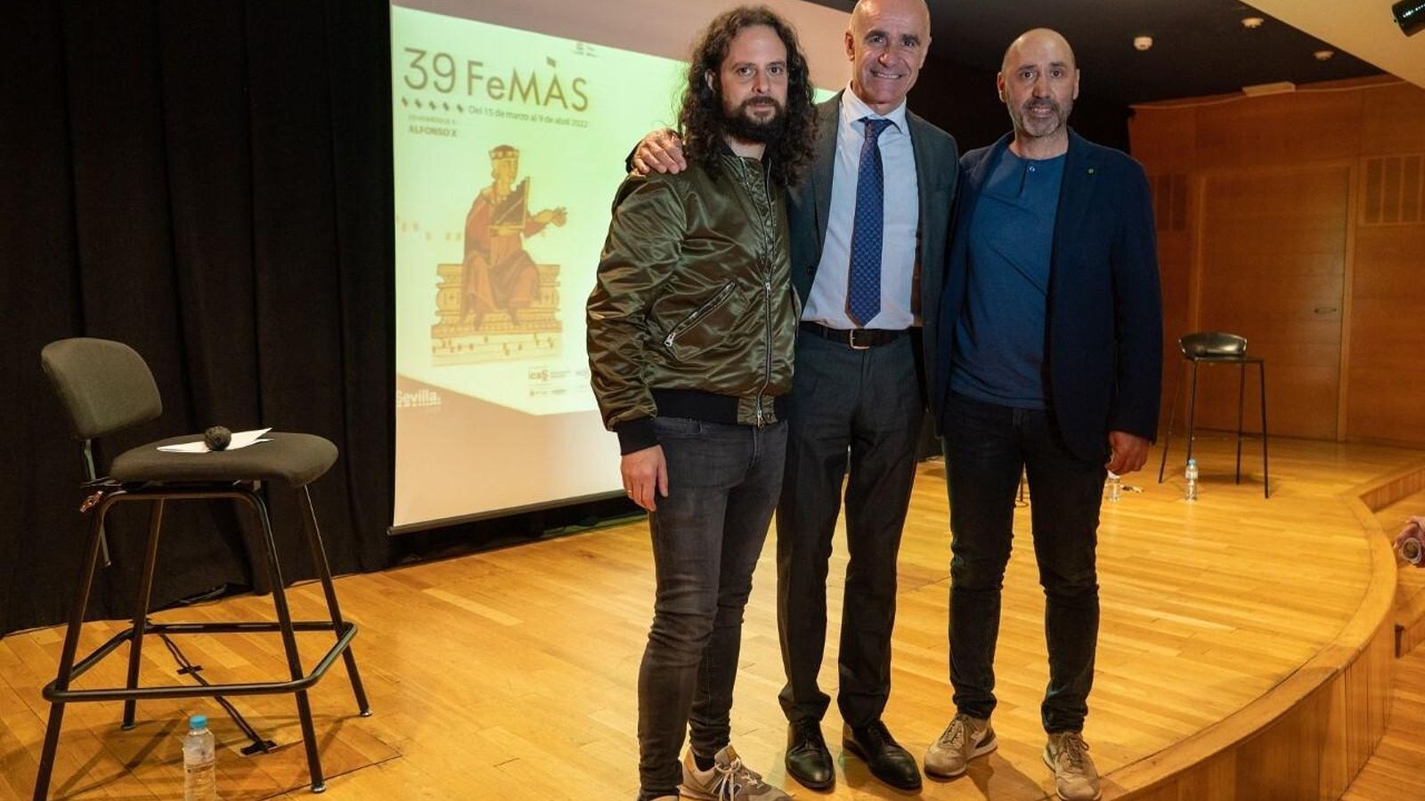El alcalde de Sevilla Antonio Muñoz con el director del Femás Fahmi Alqhai y Javier Menéndez, del Maestranza.