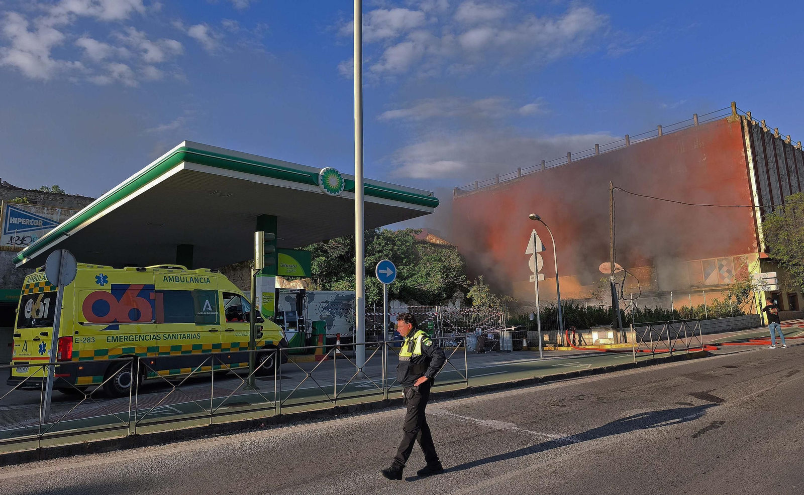 Fotos del incendio de la edificio abandonado en la avenida Gesto por la Paz de Algeciras